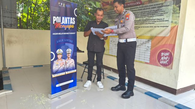 Petugas Samsat Banyuwangi berikan arahan kepada masyarakat. (Foto: Istimewa)