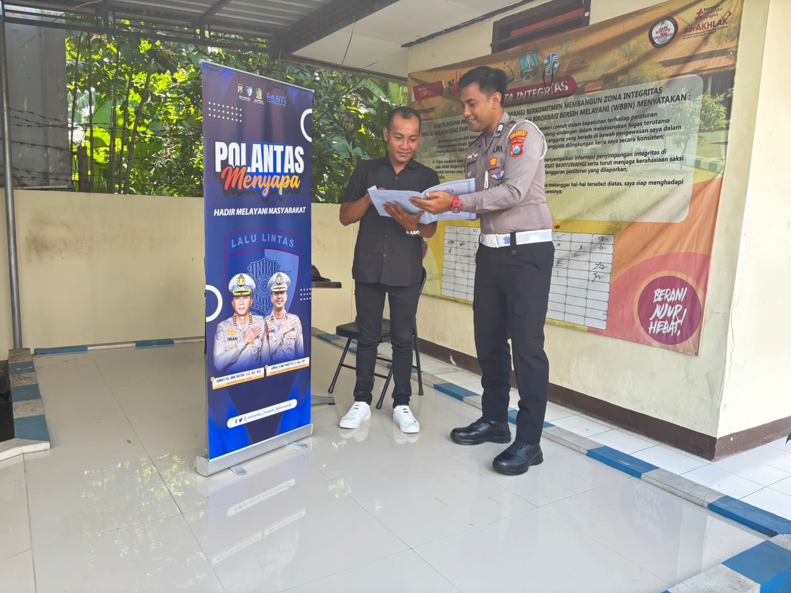 Petugas Samsat Banyuwangi berikan arahan kepada masyarakat. (Foto: Istimewa)